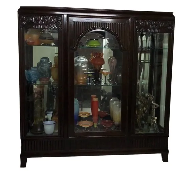 vitrine antique avec diverses décorations à l'intérieur