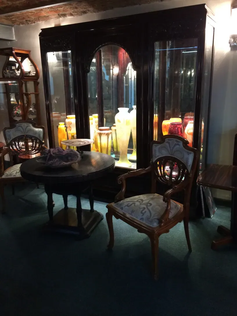 vitrine ancienne avec decor élégant et chaises autour