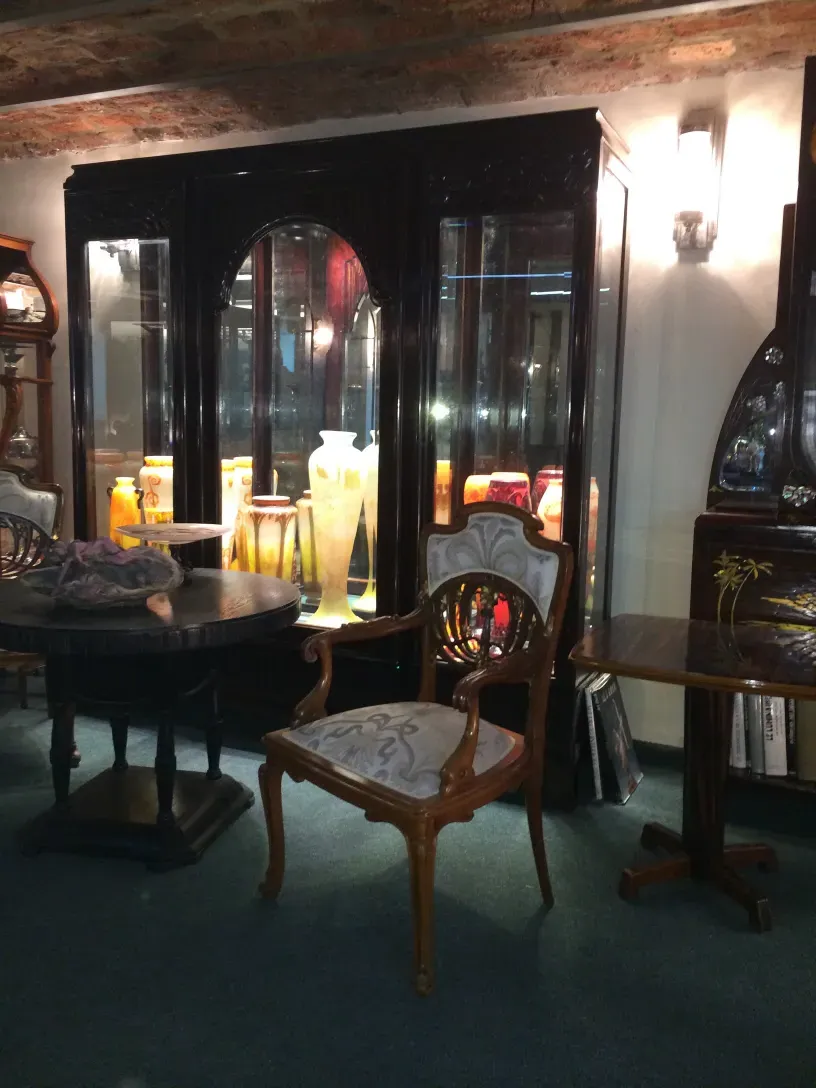 vitrine antique avec lumières, présentant diverses collections