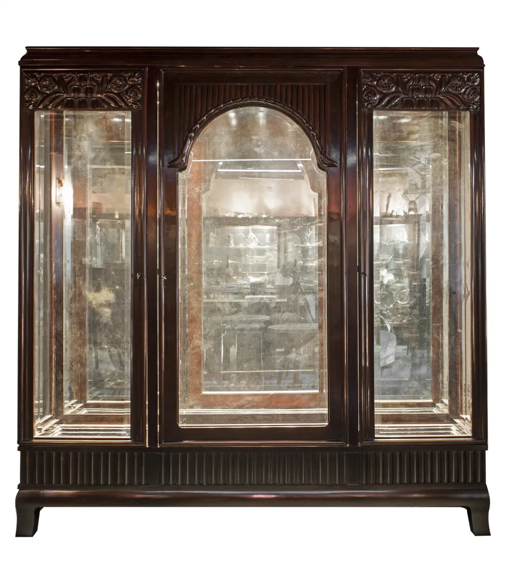 vitrine ancienne avec portes en verre et sculptures décoratives