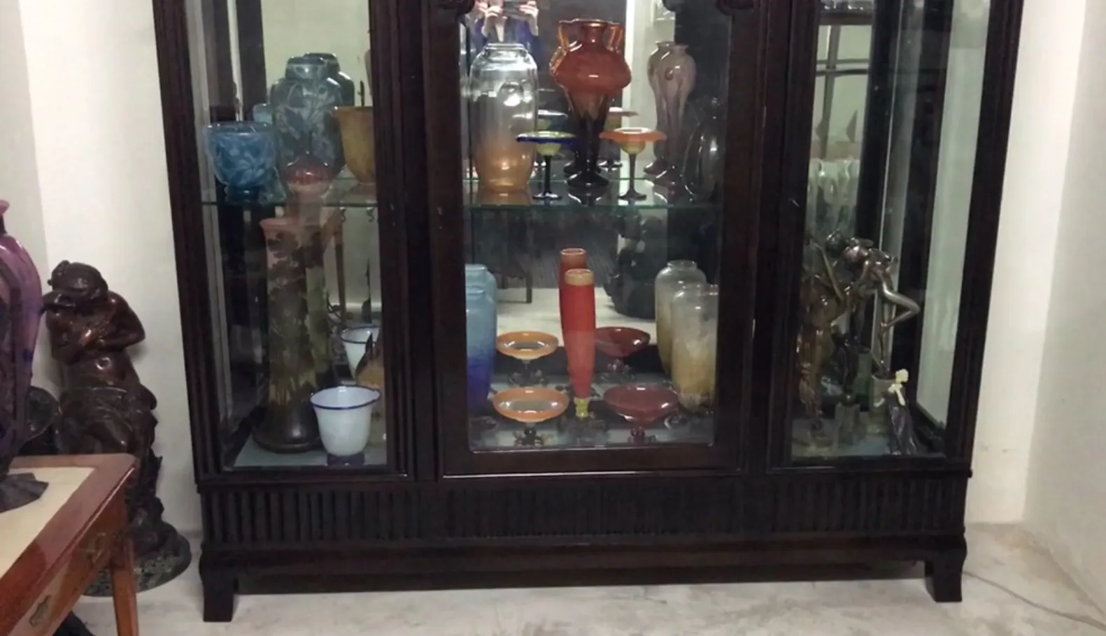 antike vitrine mit verschiedenen bunten gegenständen und dekorationen