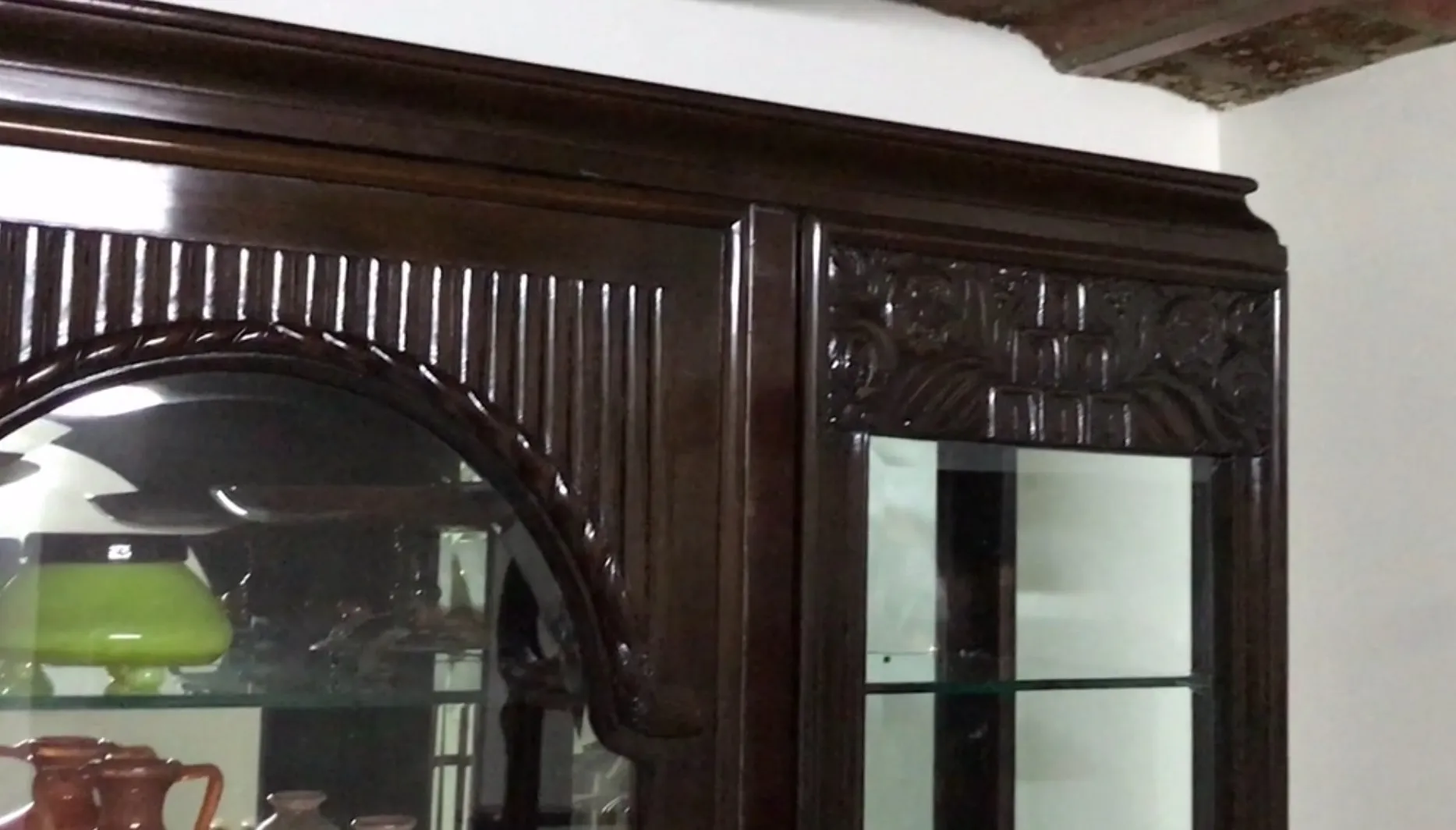 古董展示柜，具有复杂的细节和优雅的形状，放置在装饰环境中。