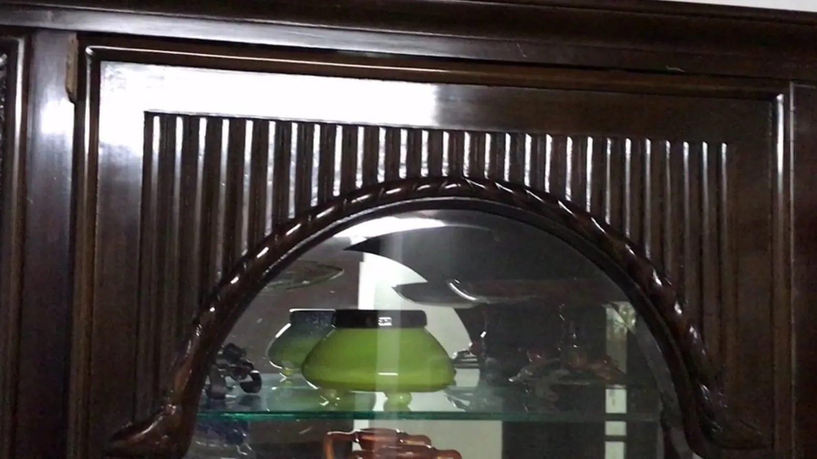 خزانة عرض قديمة مزينة بالعناصر المرئية