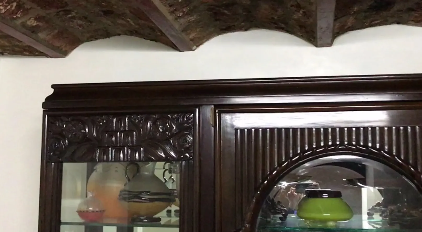 خزانة عرض عتيقة بتفاصيل زخرفية وأضواء