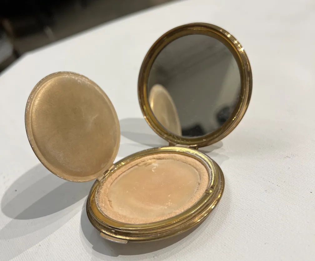 Compact ancien ouvert avec miroir et poudre