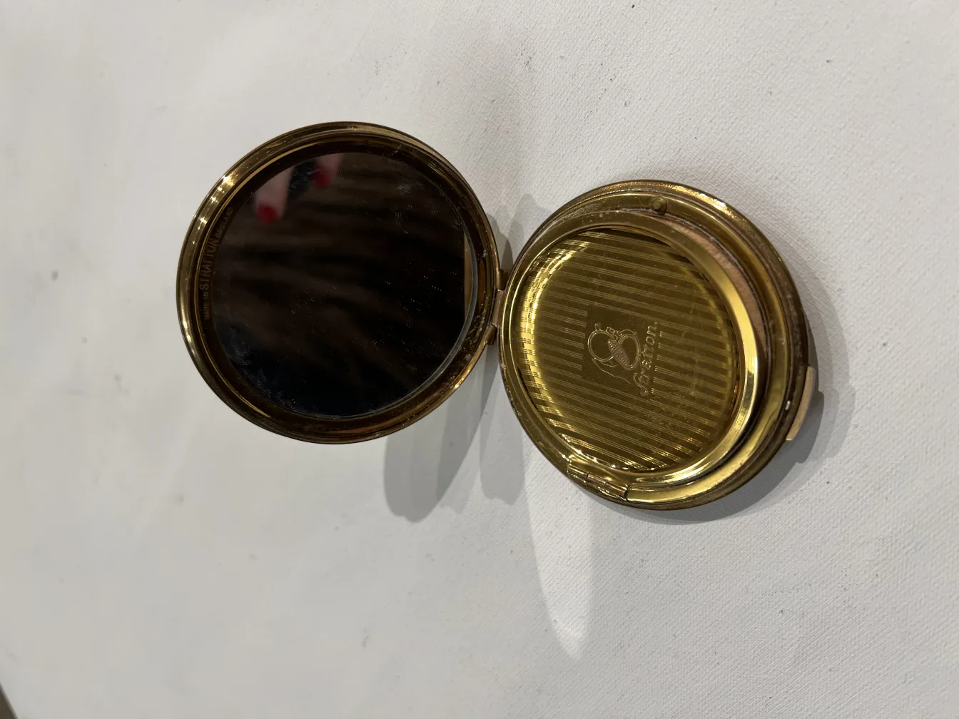 compact ancien aux tons dorés avec miroir