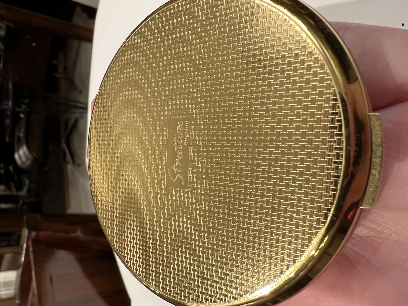 polvera ancienne dorée avec surface texturée