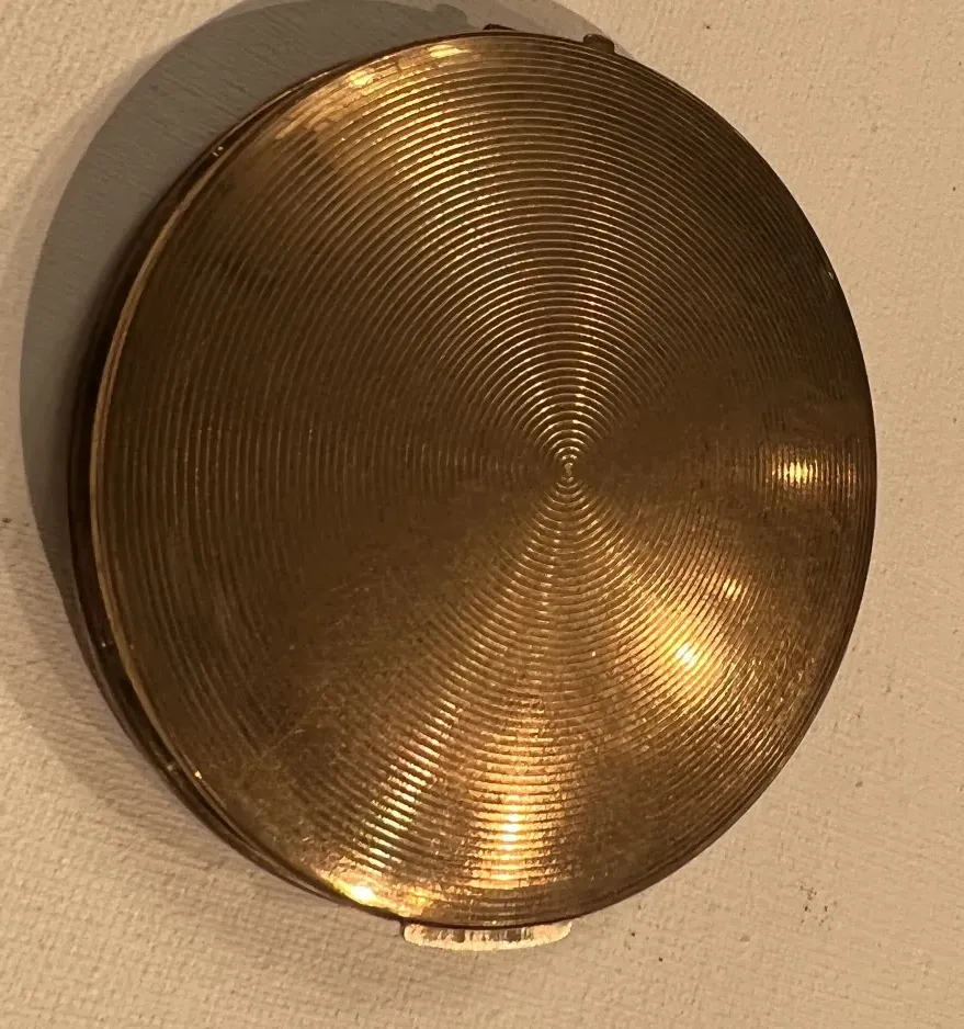 antiker goldfarbener kompakt mit gestreiftem design von stratton england