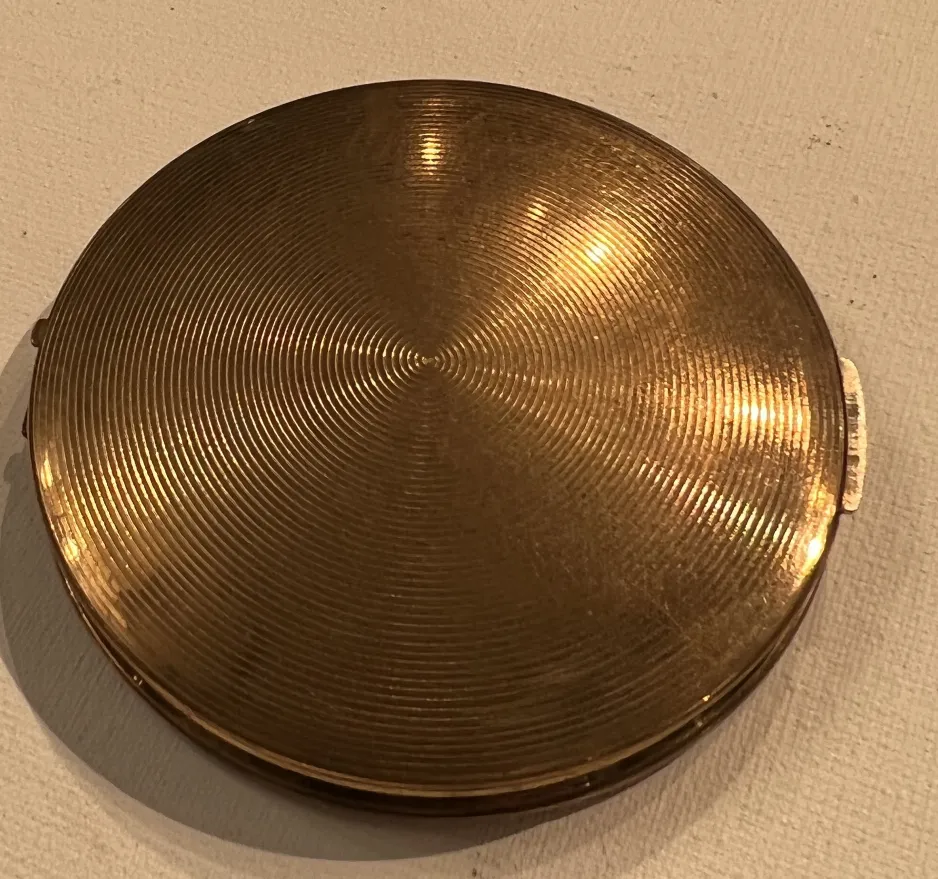 金色仕上げと円形パターンの古いコンパクト