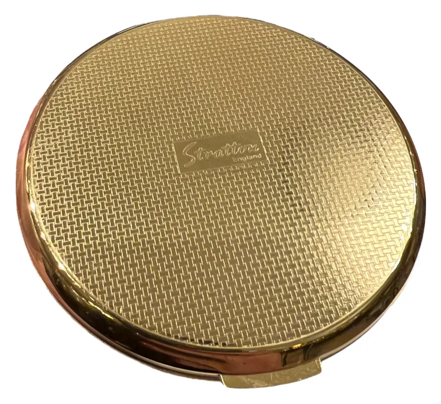 Античная золотая компакта с текстурированным дизайном и логотипом
