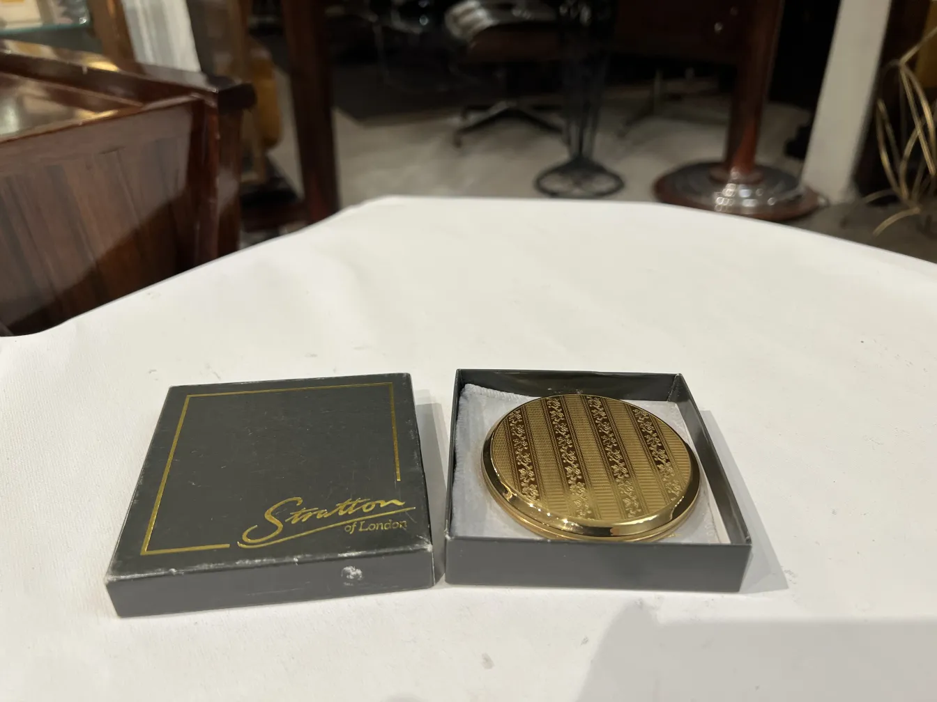 runde antike polvera mit goldenem Muster, inklusive Box