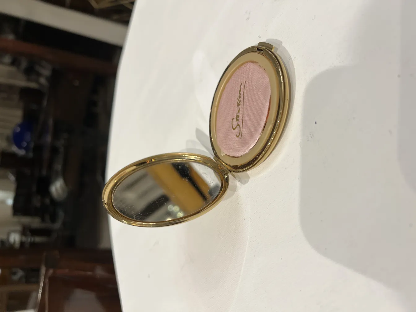 علبة أحمر الخدود القديمة مع مرآة وردية، تنسيق كلاسيكي