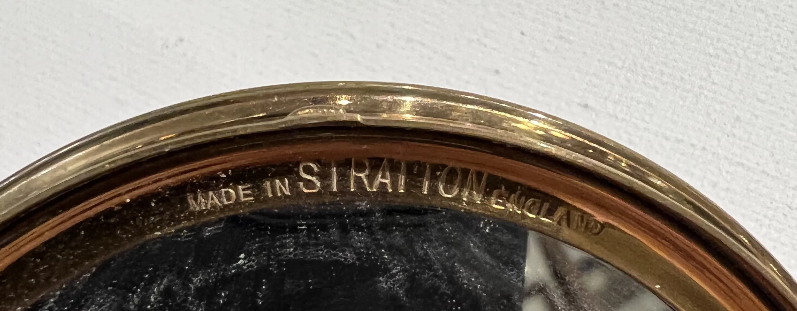 Antiker Compact mit goldenen Details und Innenspiegel von Stratton England.