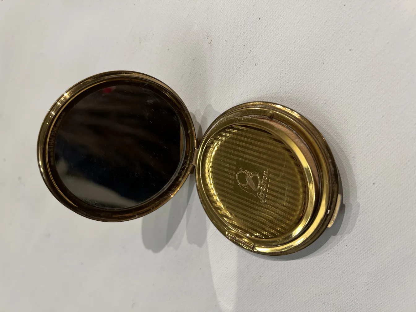 polvera ancienne avec miroir fermé, design doré