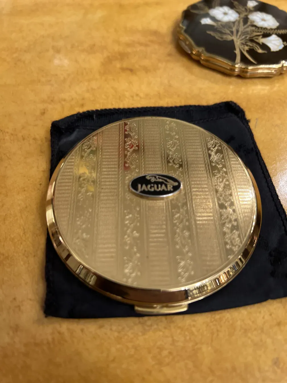 Compatto antico con design elegante di Jaguar Stratton in colore oro