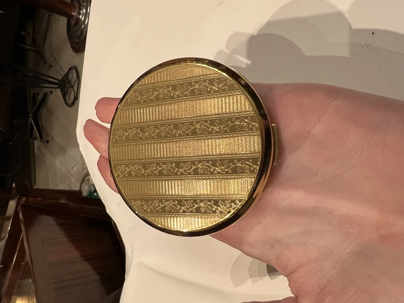 Antike goldene Polvera mit feinen floralen Details