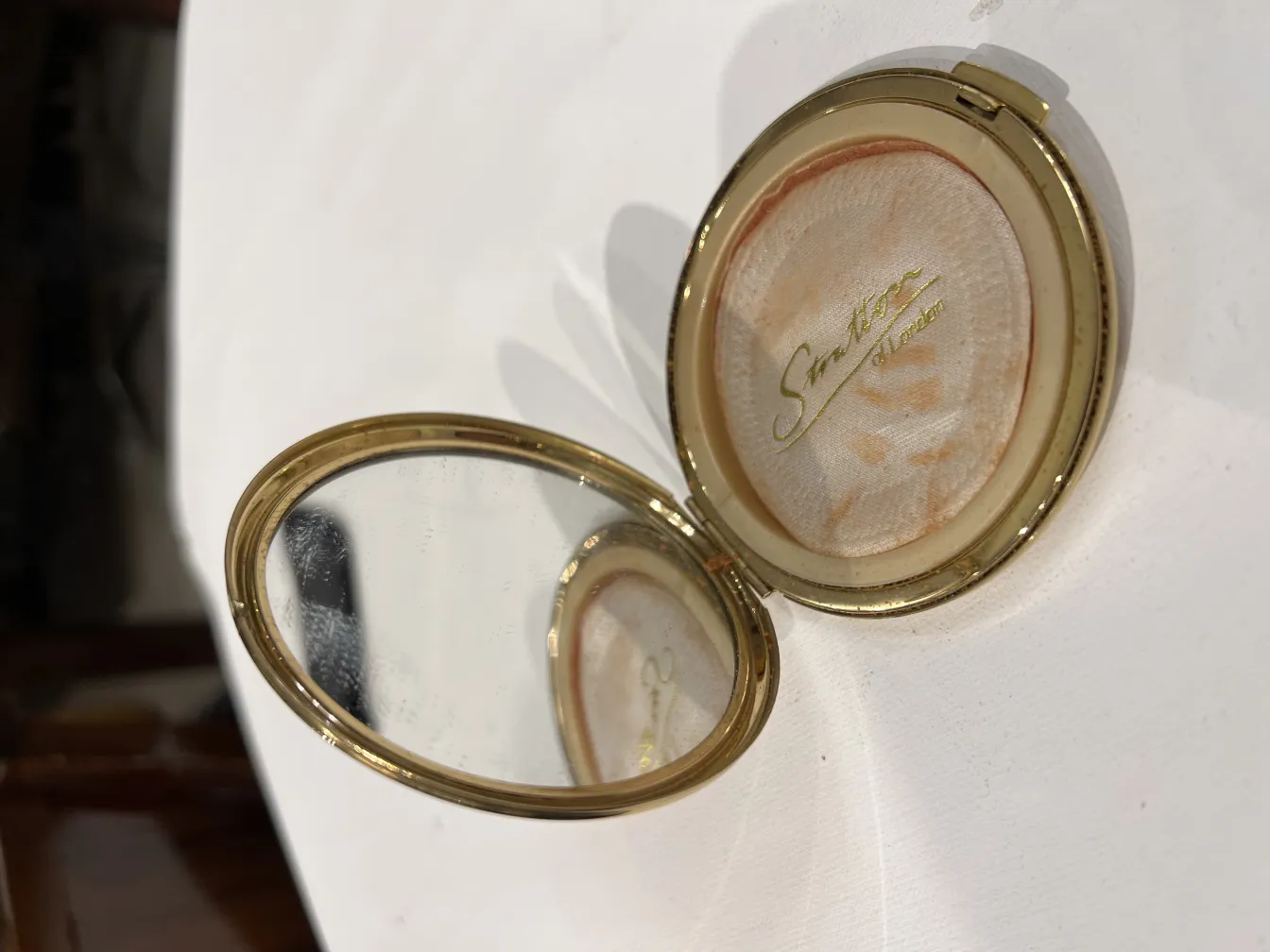 antike Compact mit goldenem Spiegel und Dekor