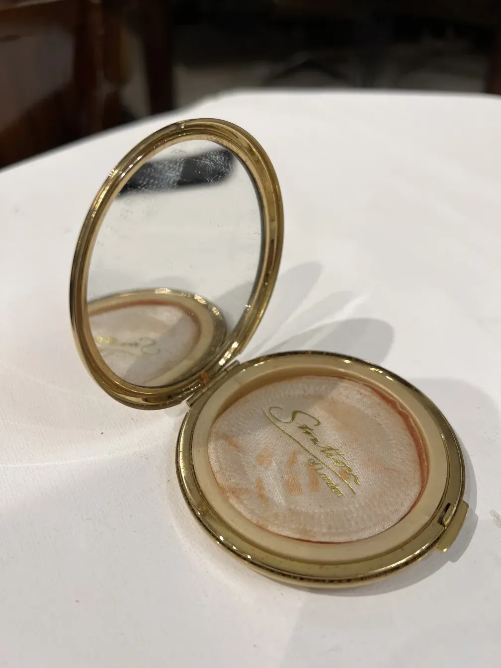 Antique compact Jaguar Stratton with mirror and refined design