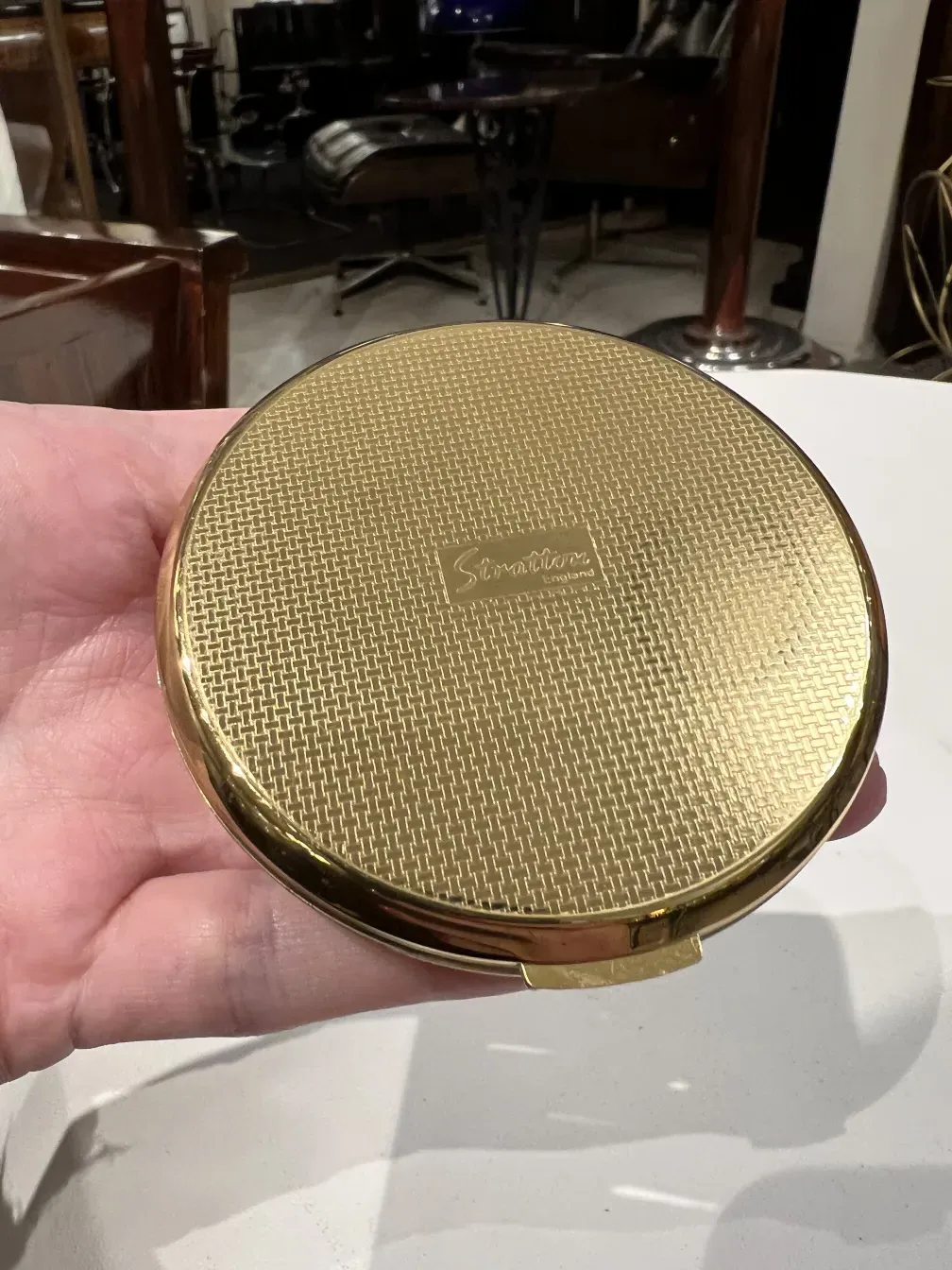 Blush antigo da Jaguar Stratton England com design dourado