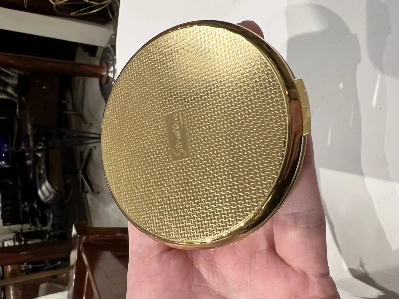 polvere antica dorata con design testurizzato in mano