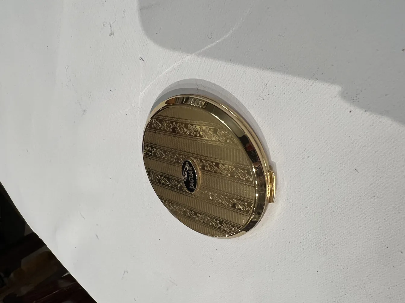 золотой античный компактный с узорами