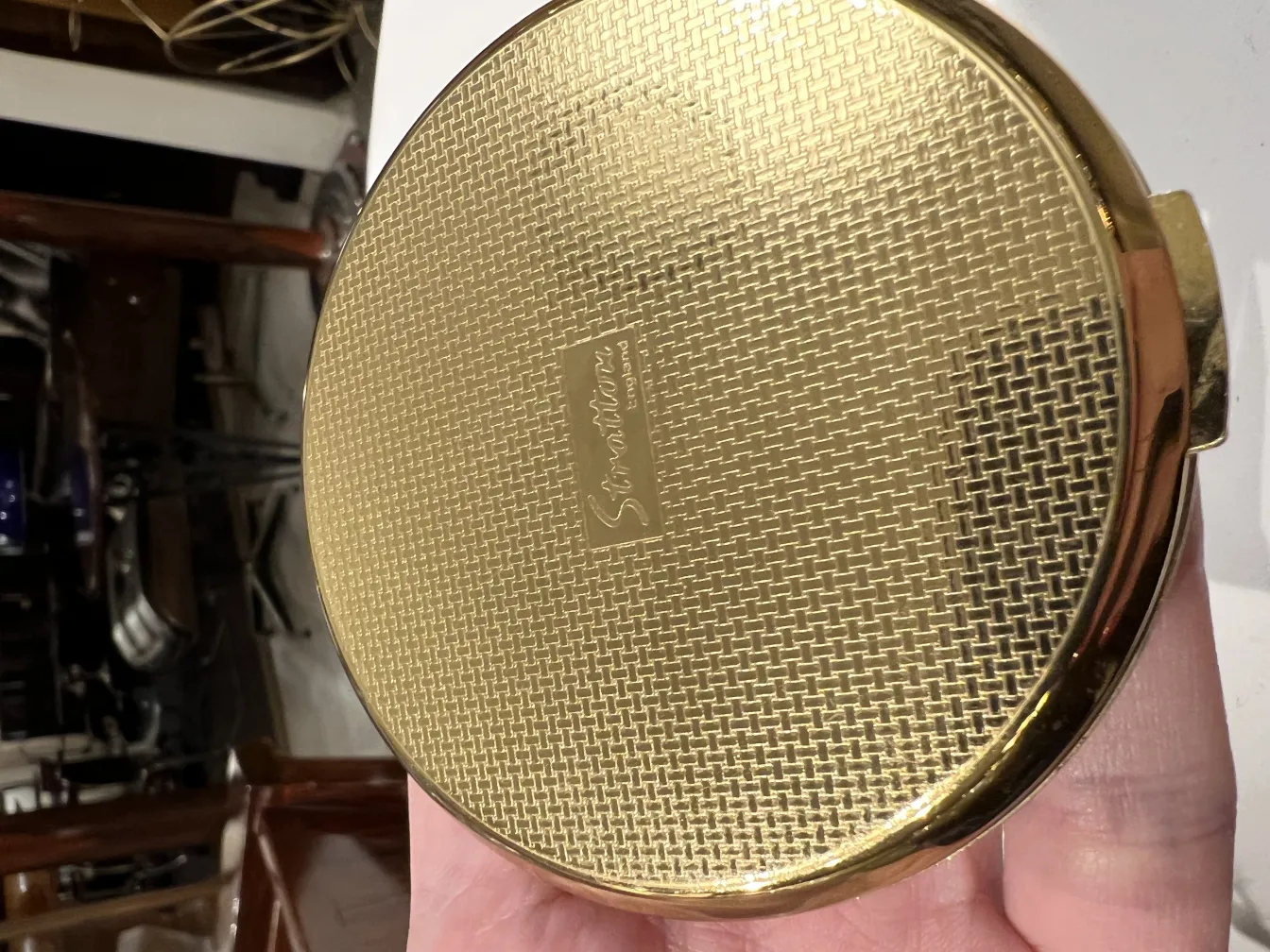 antike goldene polvera mit strukturiertem design, dekorativer hintergrund