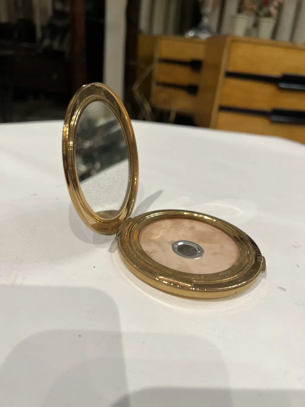 प्राचीन ब्लश बॉक्स Stratton England के साथ आंतरिक दर्पण।