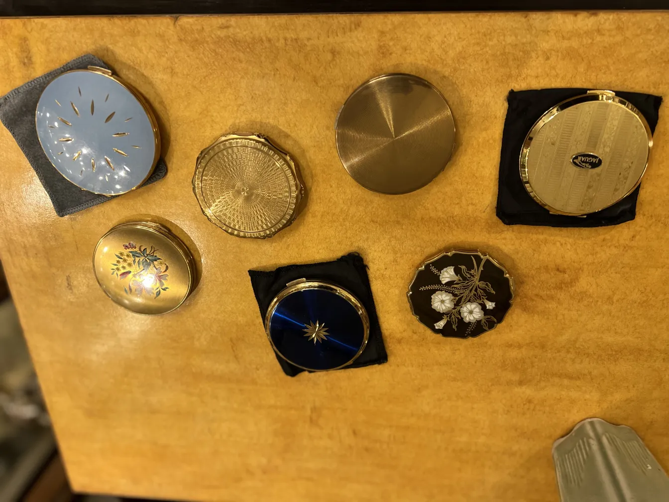 우아한 디자인, 다양한 색상 및 꽃이 있는 고대 컴팩트로 부드러운 환경에서.