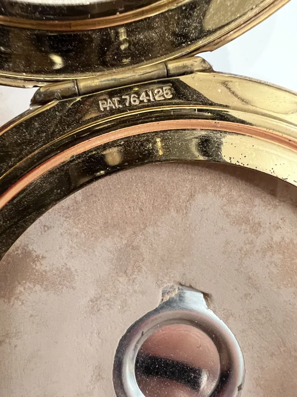 古いコンパクト stratton england、鏡と粉付き