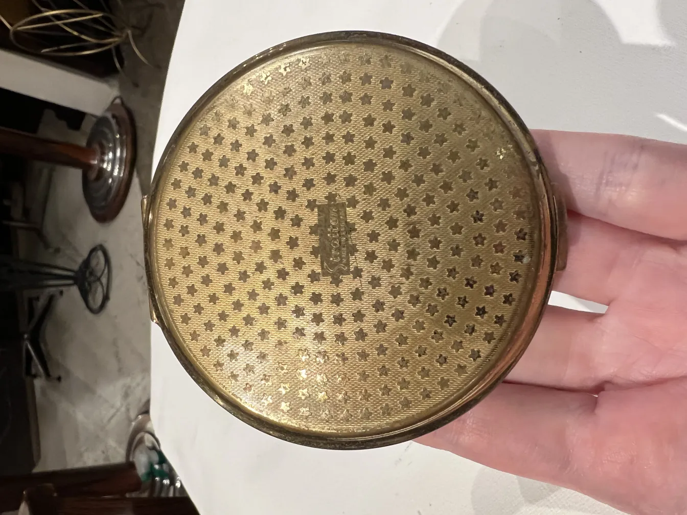 polvere antica dorata con motivi stellari e design elegante