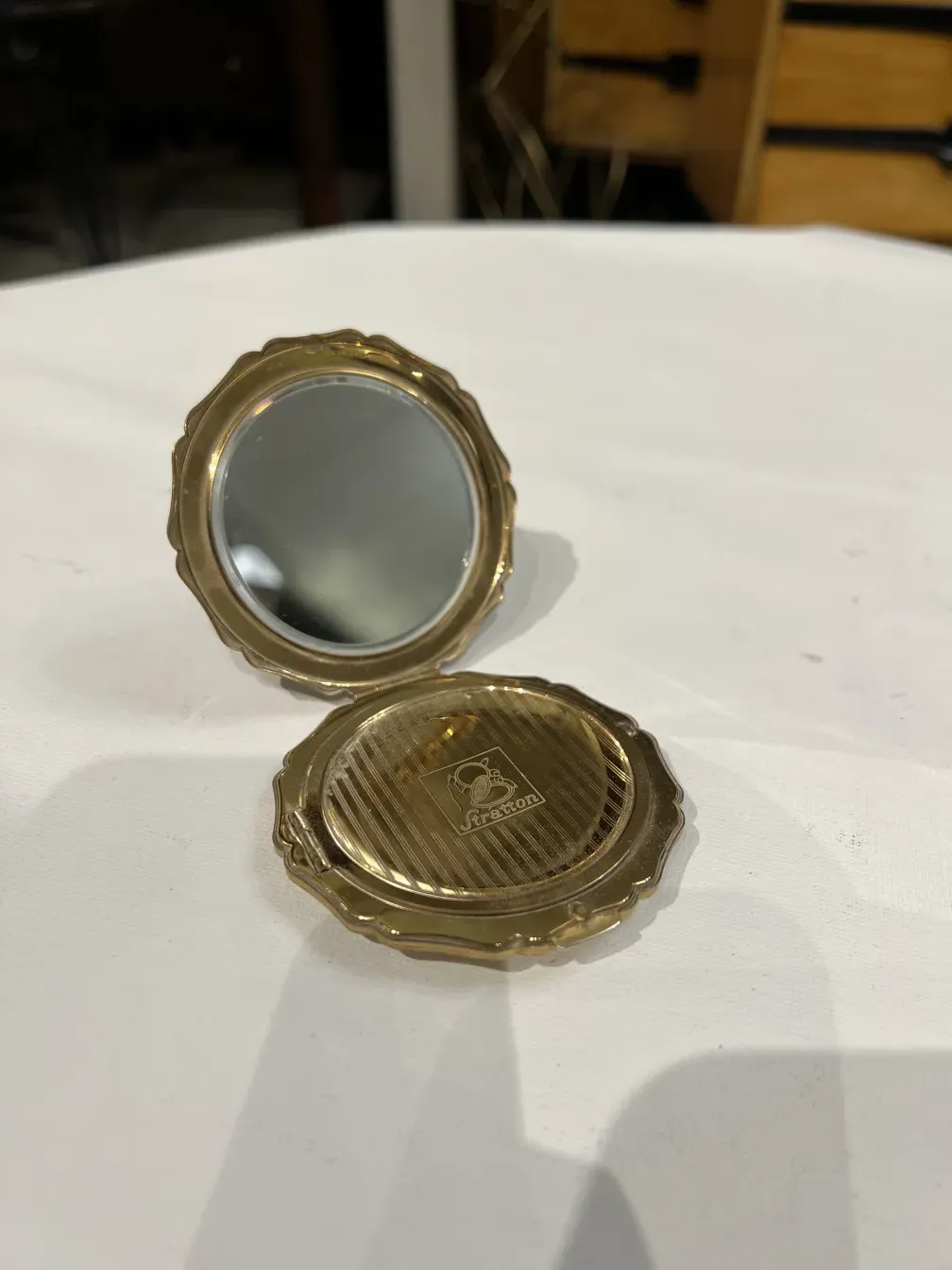 Polvera antigua Stratton England, estilo circular dorado con espejo