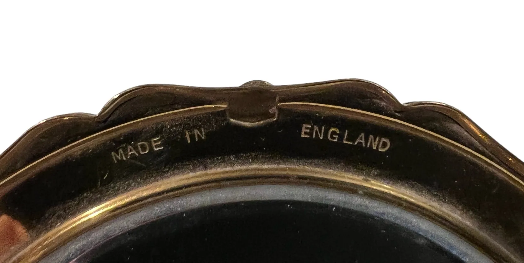 علبة أحمر الخدود قديمة stratton england بتفاصيل بارزة