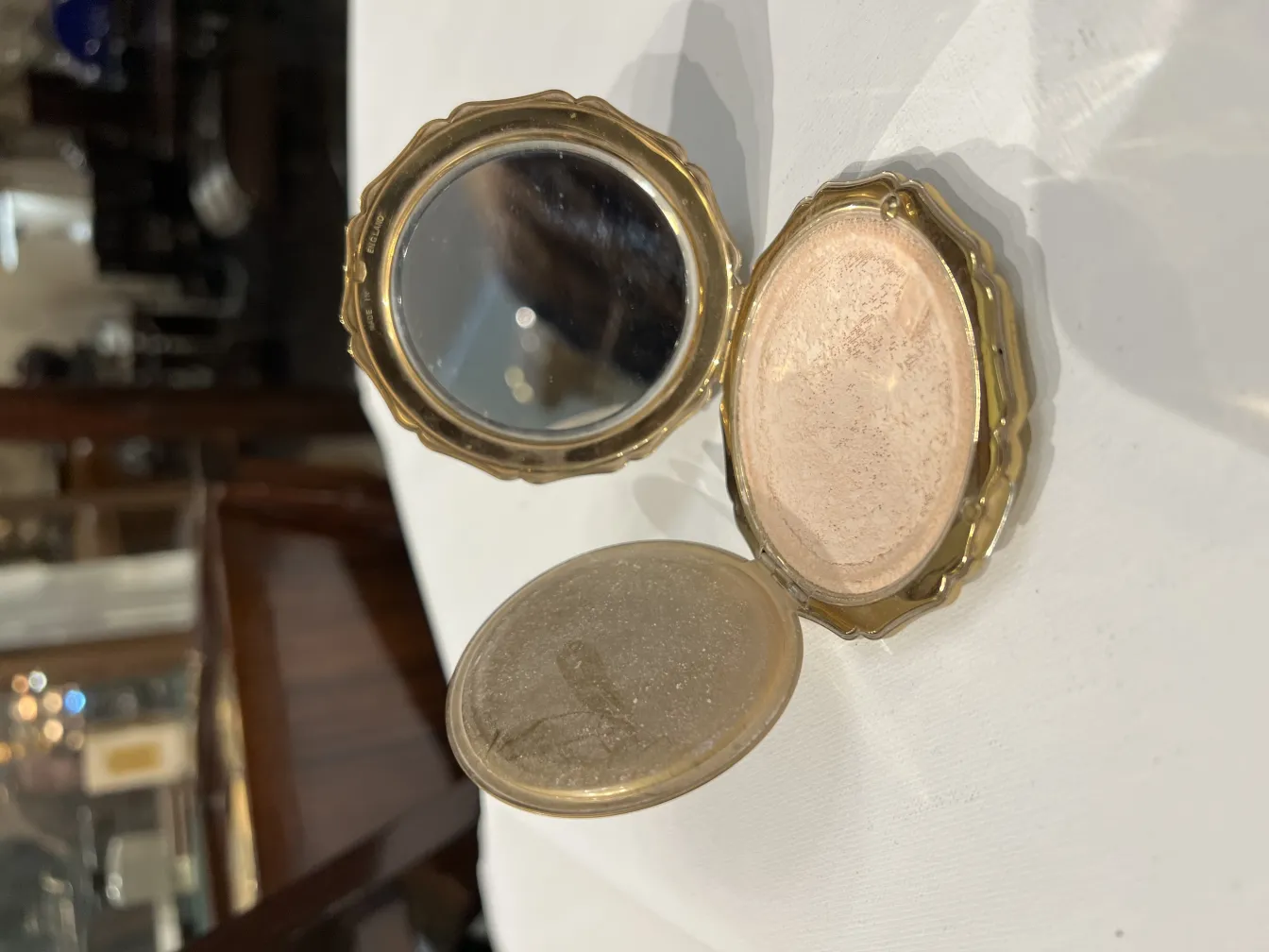 Polvera antica con specchio e polvere per il trucco