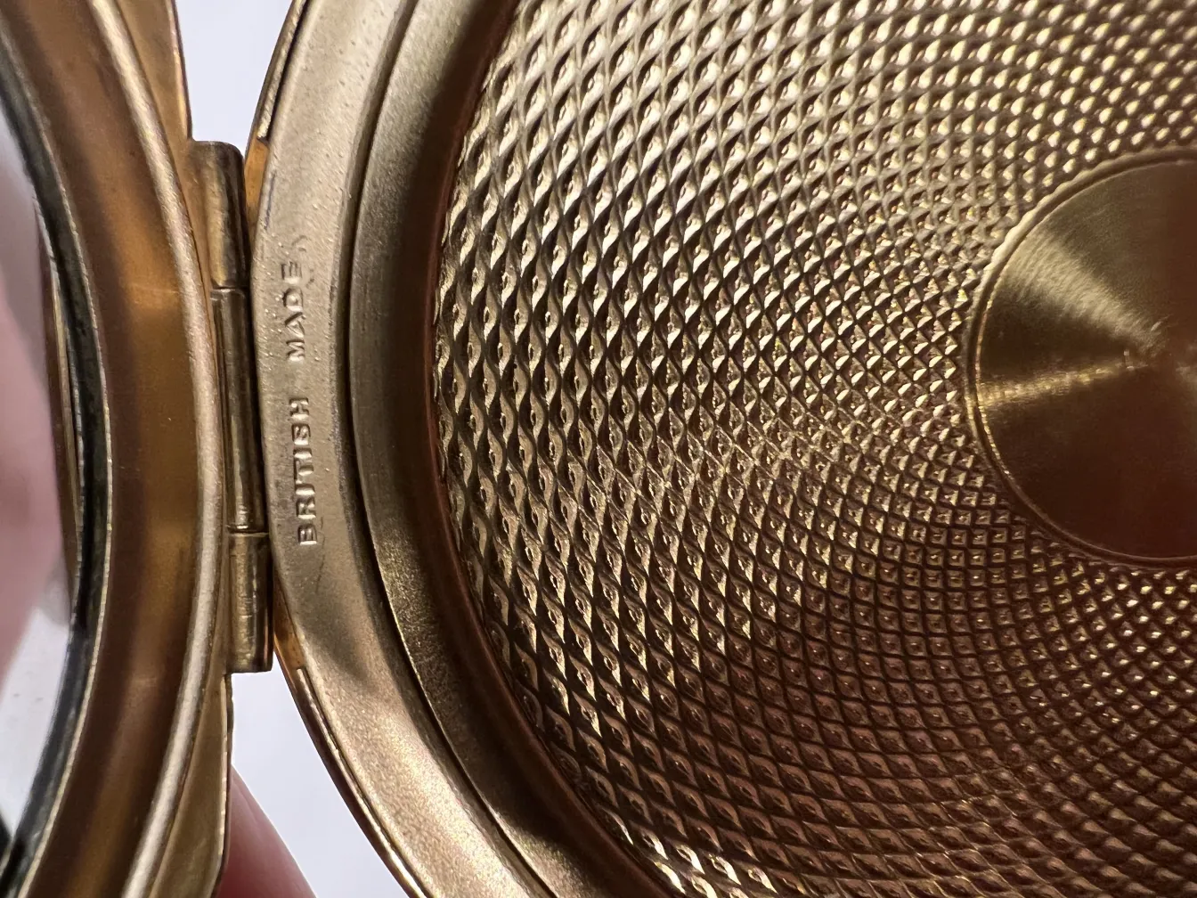 पुरानी ब्लश बॉक्स जिसमें सुरुचिपूर्ण डिज़ाइन और जटिल विवरण हैं