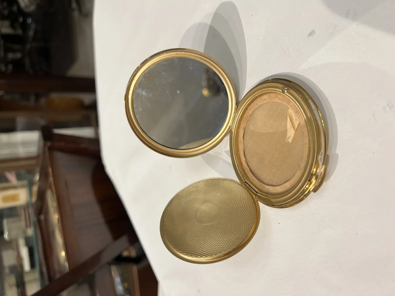 Polvera ancienne avec miroir, poudre et détails dorés