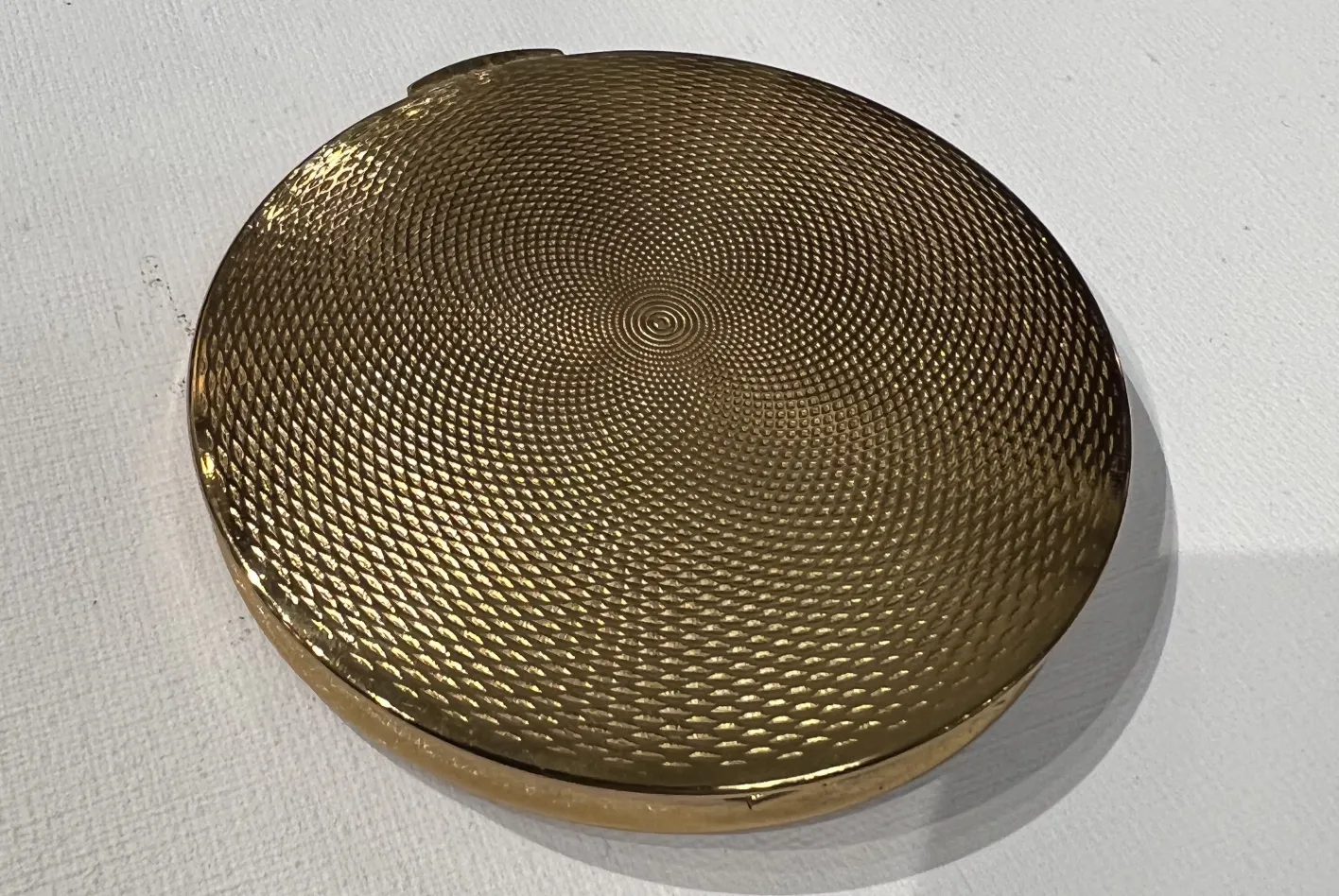 Antike polvara mit strukturierten details und goldenem finish