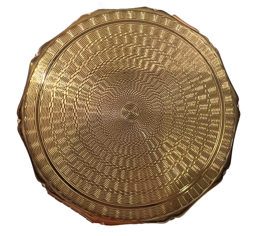 polvera antigua decorativa con diseño circular