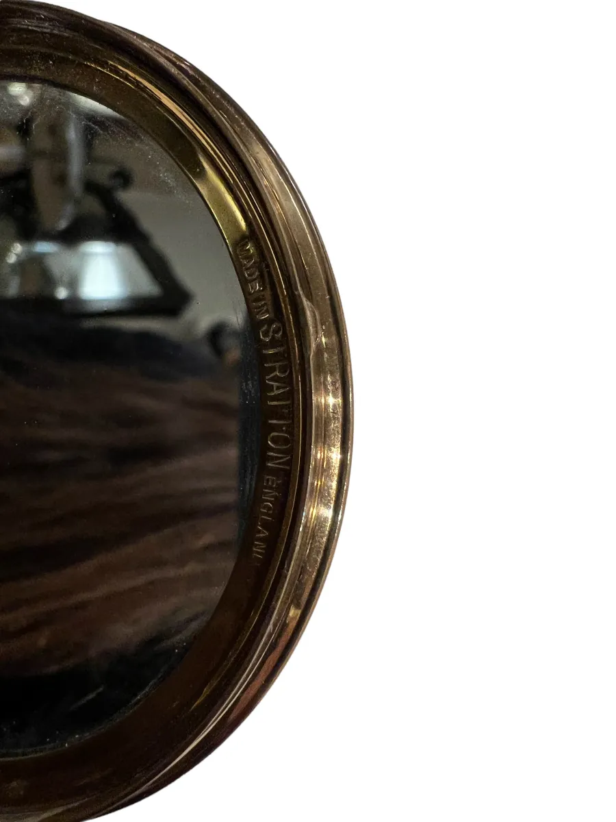 Polvera ancienne avec miroir, détail visible et élégant