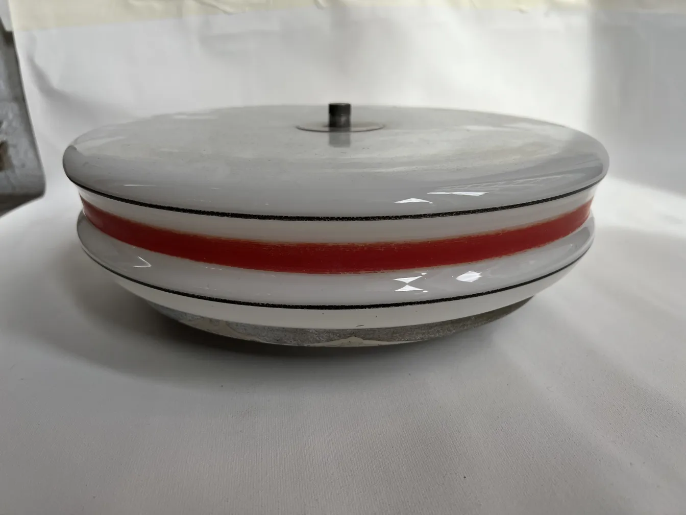 antike deckenleuchte mit rotem streifen und elegantem design