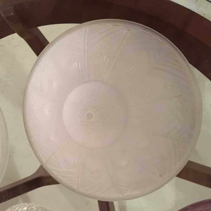 plafón antiguo con diseño decorativo en tono claro