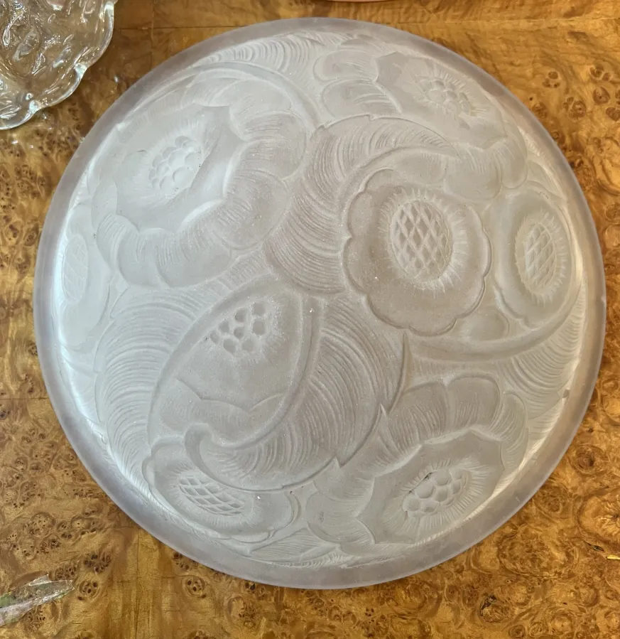 plafon antiguo decorado con flores en relieve, ambiente acogedor