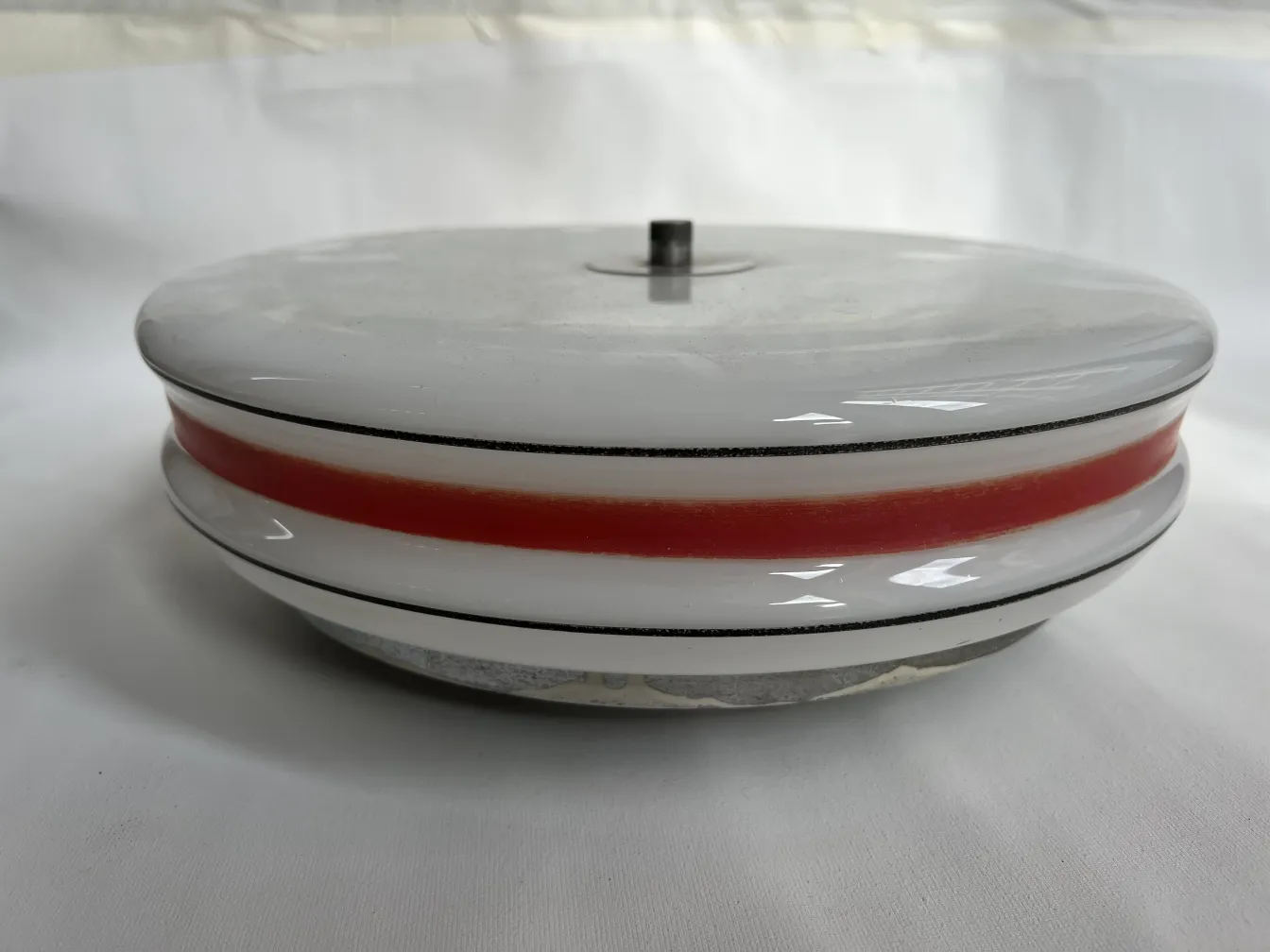 plafonnier ancien de forme circulaire avec des détails rouges et blancs