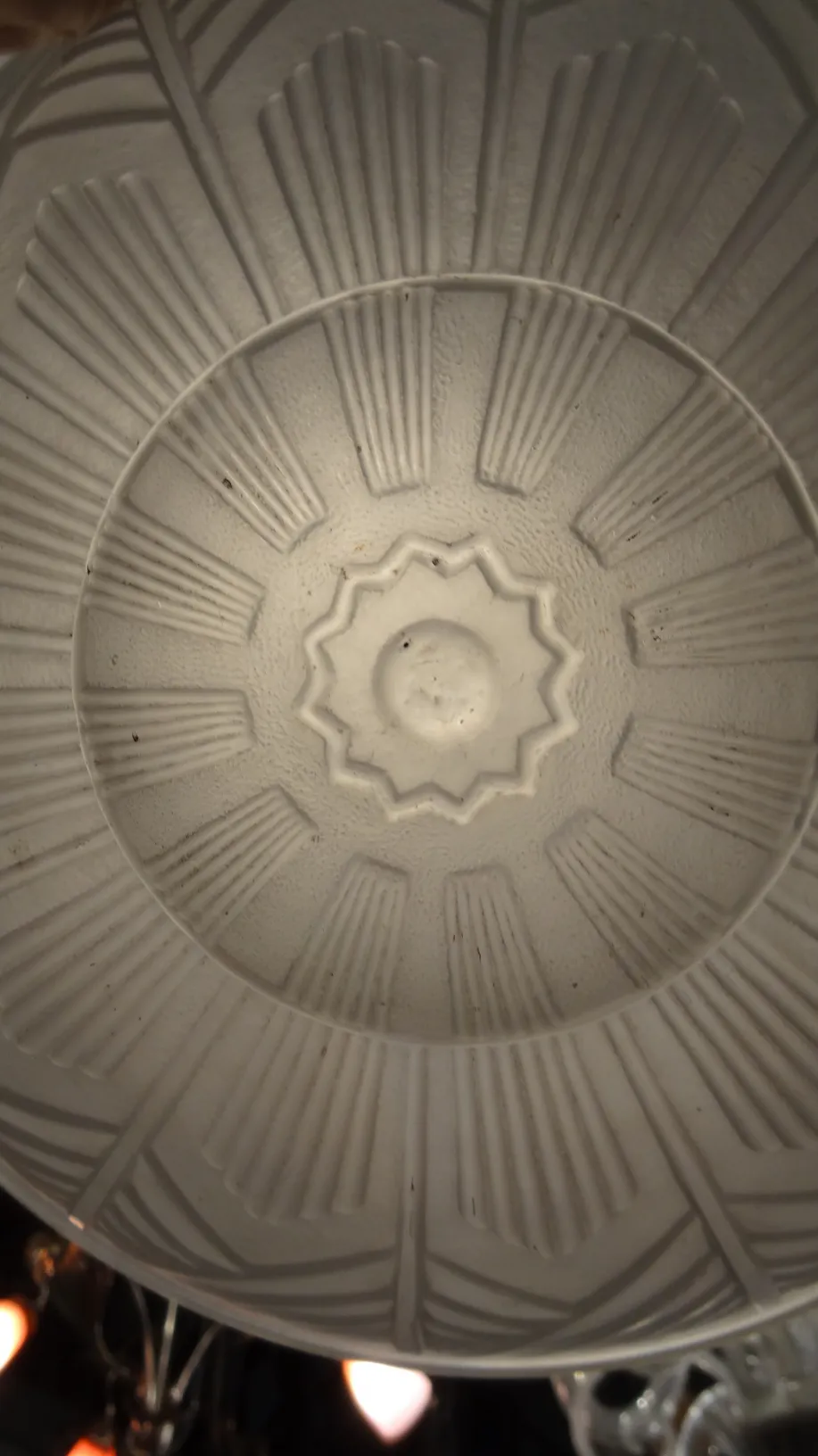 plafón antiguo con patrones en relieve, luz de techo decorativa