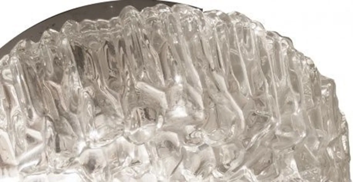 plafon antiguo con diseño distintivo en un ambiente acogedor