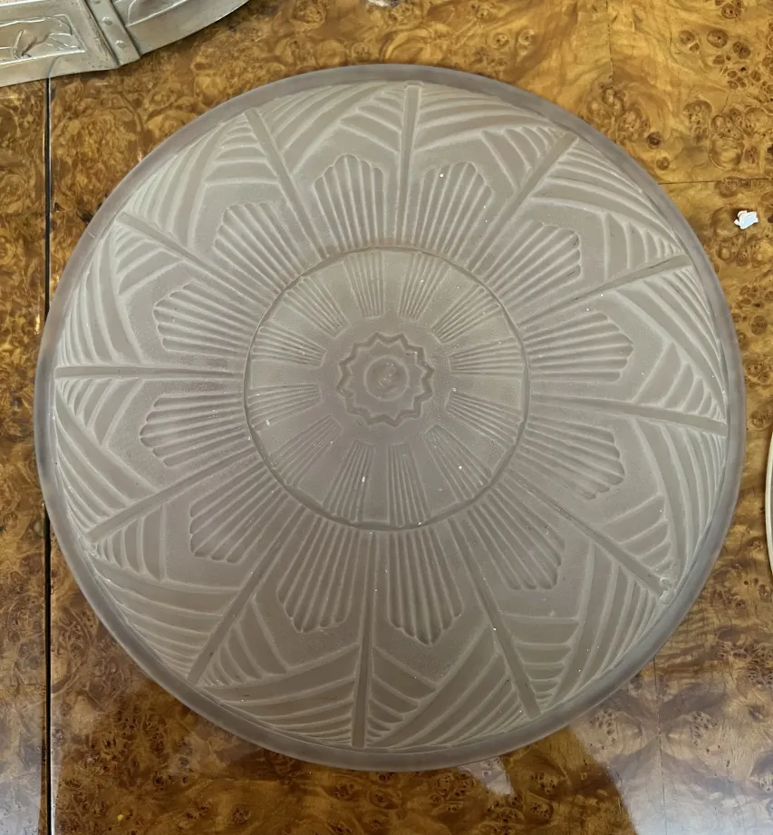 plafonnier ancien avec design floral et formes géométriques