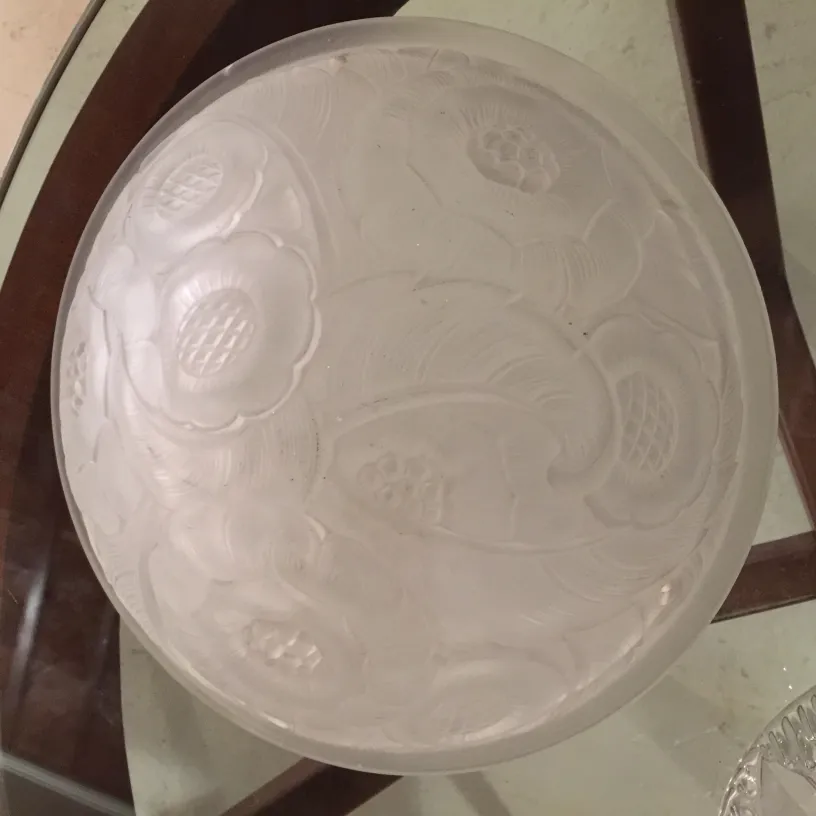 plafon antiguo con diseño de flores, en una mesa de vidrio