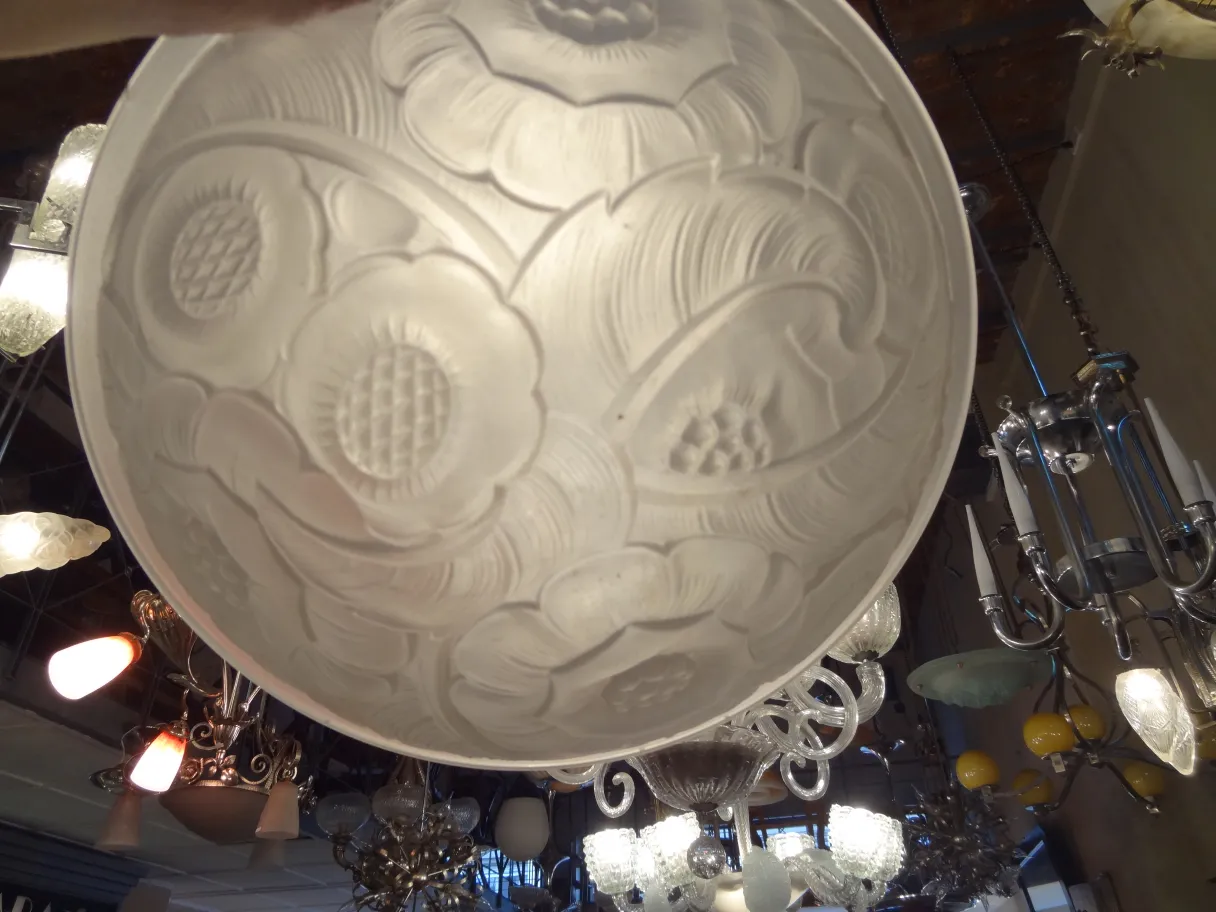 古典天花板灯具，带有花卉图案。