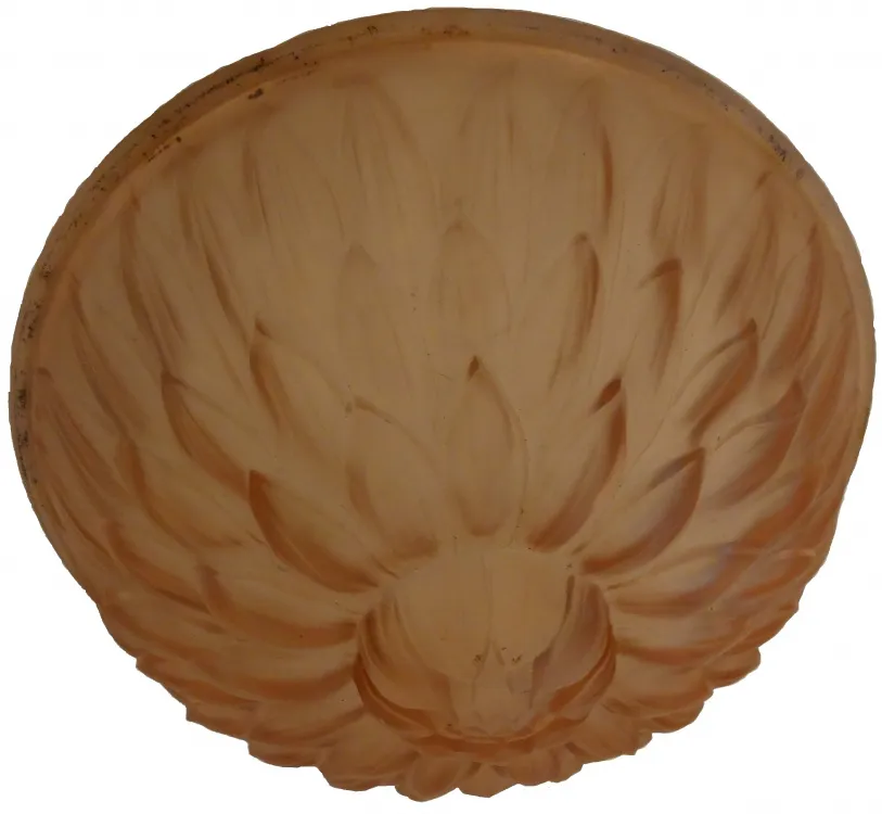 plafon antiguo circular con un diseño en relieve de flores