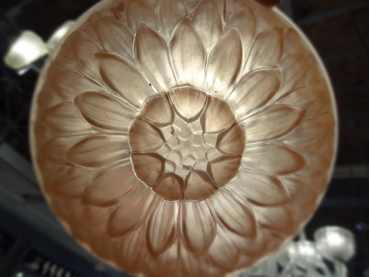 Luz de teto antiga com design floral em relevo, ambiente aconchegante.