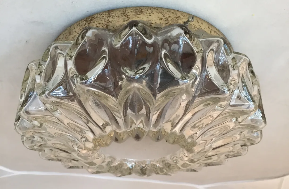 plafonnier ancien avec design floral décoratif